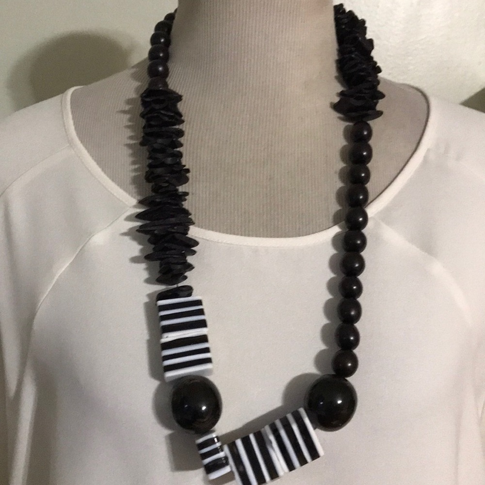 CHUNKY STATEMENT NECKLACE  BLACK & WHITE MODERN